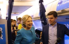 Ostoja demokracji Clinton częstowała urodzinowym tortem na pokładzie samolotu