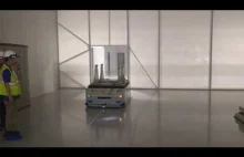 Tesla Gigafactory tam nawet roboty zamiast pikania grają motyw z Indiana Jones