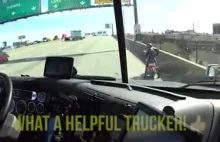 Kierowca tira pomaga motocykliście w zejściu z drogi