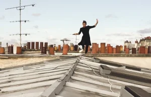 Parkour pięknej Francuzki po dachach Paryża.