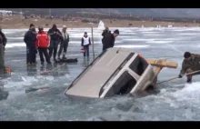 Profesjonalne wyciąganie samochodu spod lodu w Rosji