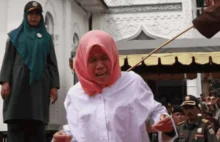 Muzułmanie nie mają litości dla kobiet „kochających inaczej”. W Indonezji...