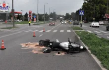 MOTOCYKL PO ZDERZENIU Z SAMOCHODEM WPADŁ W 12-LATKA, KTÓRY OCZEKIWAŁ NA...