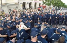 Policja usunęła blokujących Krakowskie Przedmieście - Śródmieście