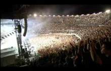 Basista Rammsteina w czasie koncertu pływa pontonem po publiczności.