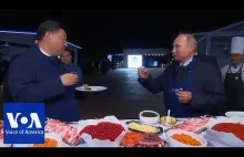 Prezydent Włodzimierz Putin przyrządza naleśnika, a następnie go zjada