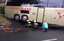 Karpacz: Autobus zawisł na skrzyżowaniu ulic.