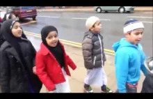 Dzieci w brytyjskiej szkole podstawowej podczas spaceru
