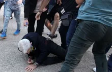 Tłum pobił 75-letniego burmistrza Salonik. Przewrócili go i kopali