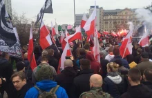 Niewielka grupa Polaków manifestuje w Warszawie przeciw imigrantom! [WIDEO]