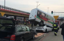 Sportowa toyota wepchnięta pod dostawczego mercedesa. Niecodzienna kolizja...