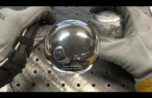 Gruby płaski arkusz aluminium o grubości 1/8 " przerobiony ręcznie na kulę