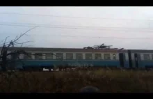 Efektowne zwarcie na sieci trakcyjnej kolejowej na Ukrainie