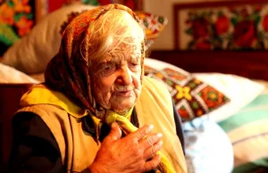 96-letnia rodaczka z Kresów śpiewa rotę...