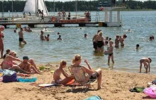 Młodzież uprawia s--s w grudziądzkim jeziorze. Na oczach plażowiczów