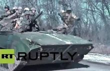 Dramatyczny film. Ukraiński żołnierz spada z pędzącego transportera! (WIDEO)