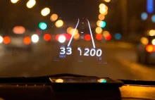 Zwykły smartfon z GPS + ta aplikacja = rozszerzona rzeczywistość na szybie auta