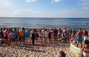 Janusz wodował skuter przy użyciu auta na plaży. Utknął.