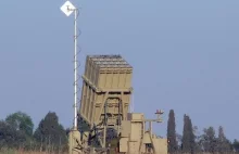 Izraelska 'Żelazna Kopuła' przechwytuje naraz kilkanaście rakiet Hamasu...