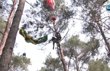 Spadochroniarz zawisł na drzewie 20 metrów nad ziemią. Zobacz film z akcji...
