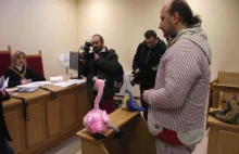 Stanął przed sądem ze strusiem - symbolem polityki PO wobec Rosji (happening)