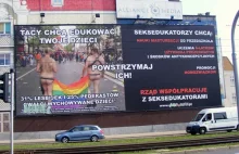 Homoseksualiści gwałcą dzieci - głosi banner w centrum Poznania