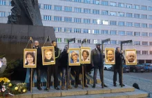 Katowice: narodowcy ustawili szubienice. Zawiesili na nich zdjęcia europosłów PO
