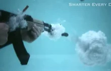 Wystrzał z AK-47 pod wodą sfilmowany superszybką kamerą.