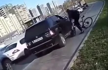 Rowerzysta próbuje zatrzymać buraka w BMW