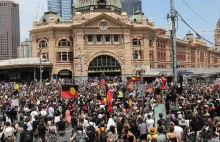 Tysiące ludzi w Australii protestuje przeciwko obchodom dnia Australii.