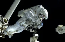 Co się stanie, kiedy astronauta urwie się z linki?