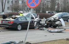 Poważny wypadek na Ursynowie. Kierowca i dziecko zakleszczeni w aucie.