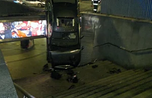 Kobieta wpadła autem do przejścia podziemnego w centrum Warszawy