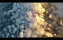 Chodzenie po kawałkach wypiętrzonego lodu na zamarzniętym jeziorze