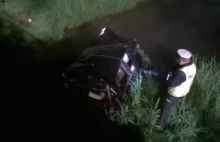 Wypadek w Pyskowicach. Auto w rzece, kierowca w szpitalu