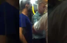 Koleś śpiewa ''ojcze nasz'' w autobusie