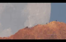 Księżyc za wulkanem Teide - ciekawe ujęcie