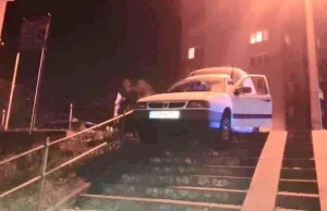 Zarzut usiłowania zabójstwa dla pijanego kierowcy, który wjechał na schody