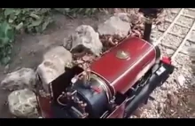 Dziadek zbudował mini lokomotywę parową na węgiel by wozić wnuczkę po ogrodzie