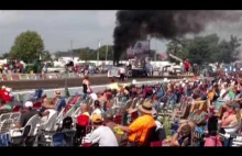 Wybuch silnika na zawodach National Tractor Pulling Championships