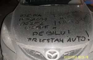 "Debilu, przestaw auto!" - zemsta pasażerów tramwaju