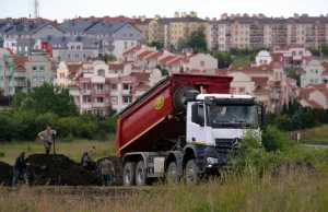 Nielegalne wysypisko 100m od bloków