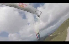 Paralotniarz złapał wielkiego "komara" i musiał lądować