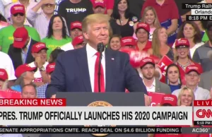 Tłum na wiecu Trumpa krzyczy: “CNN sucks CNN sucks” cnn przerywa transmisję.