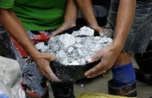 Praca dzieci na Filipinach - wydobywają złoto nawet z podwodnych szybów