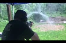 Lufa AK 47 tworzy łunę podczas deszczu