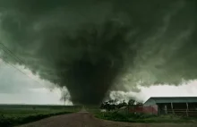 Niebezpiecznie zbliżające się tornado do kamerzysty w Urugwaju