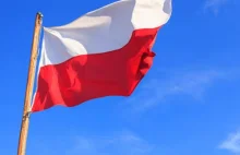 Odzież patriotyczna święci triumfy wśród młodzieży