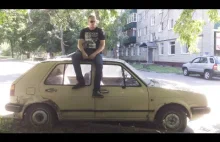 Rosjanin mówiący po polsku pokazuje porzucone samochody w Rosji