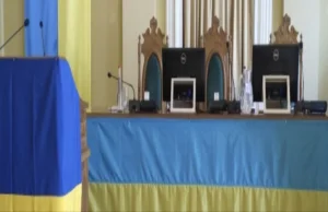 we Lwowie banderowska flaga na równi z ukraińska